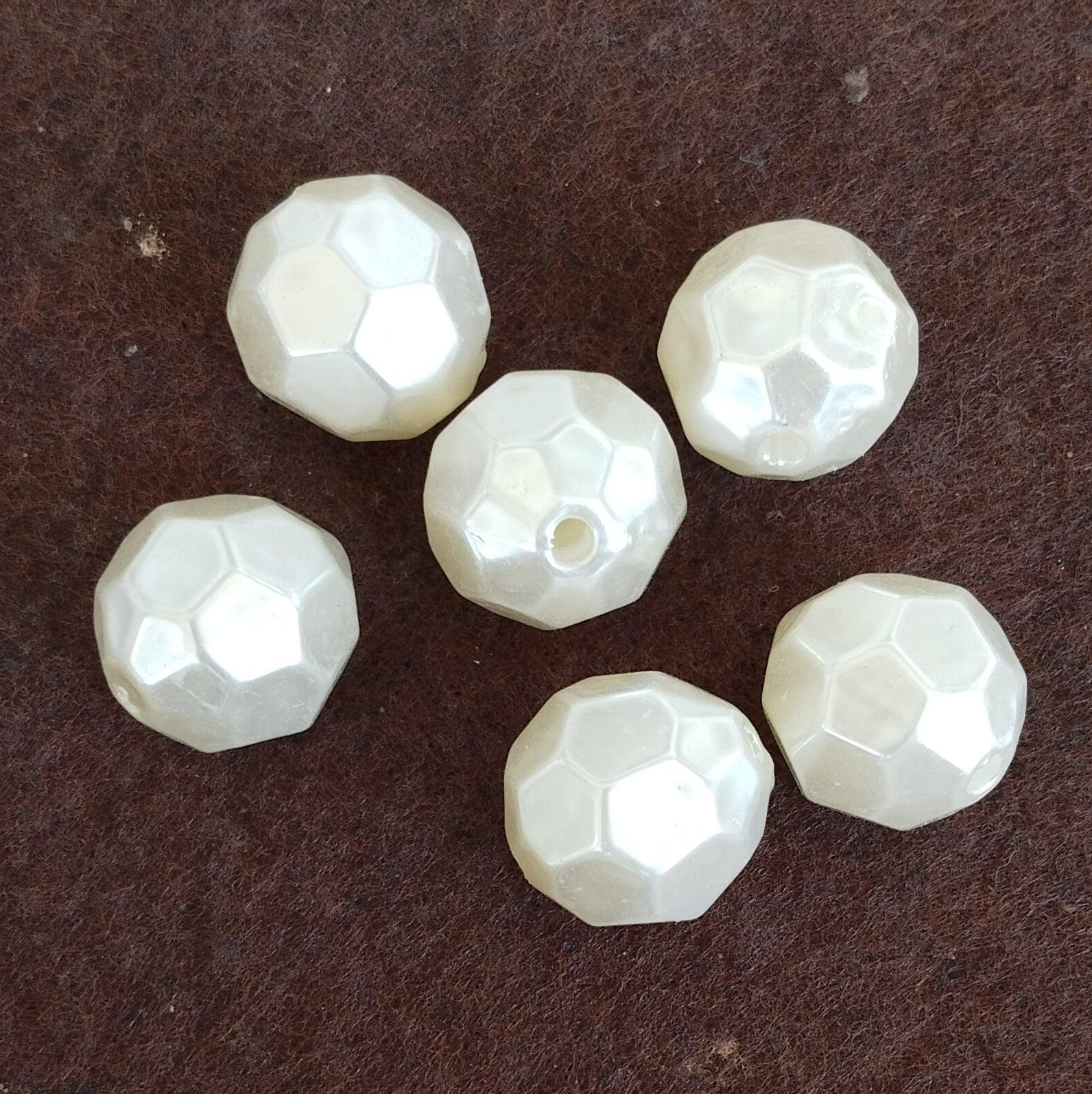 60 18mm Round Beads White Pearl