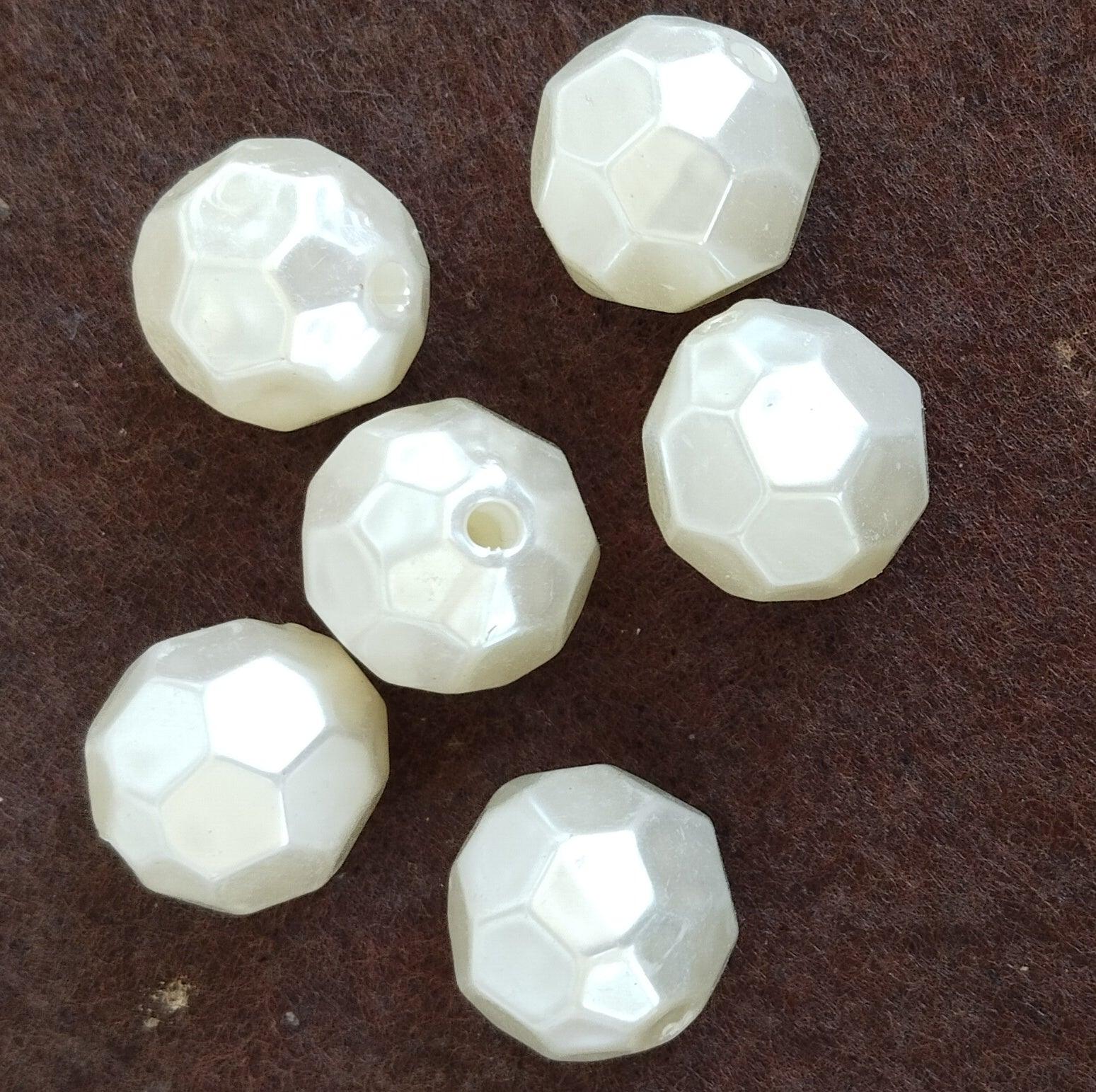 60 18mm Round Beads White Pearl